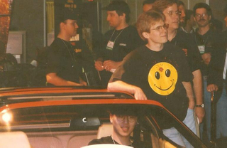 Dennis Fong a los mandos del Ferrari y John Carmack posando con él. Imagen: Wikipedia Commons